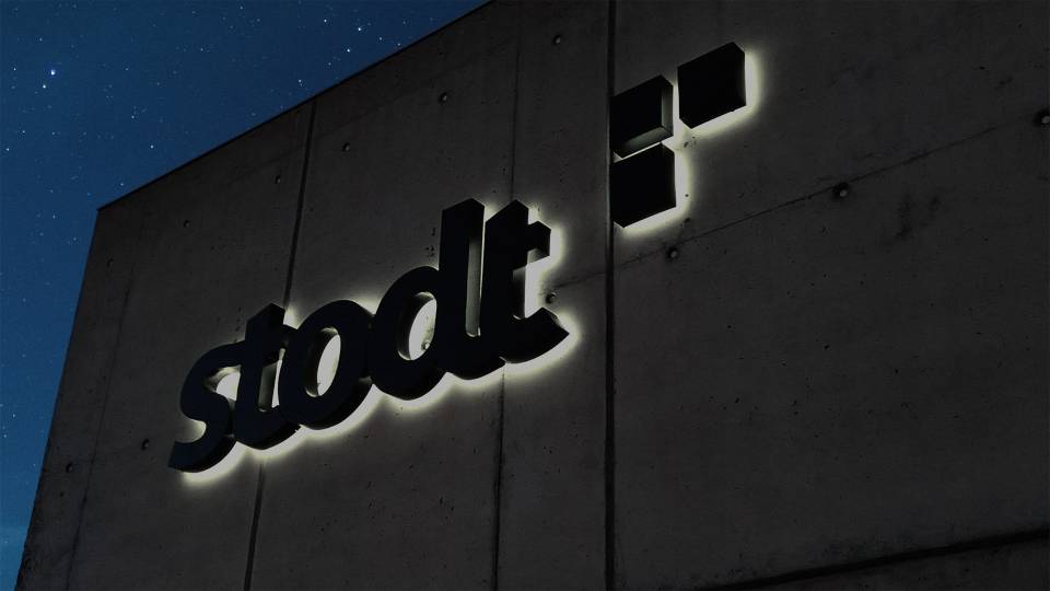 stodt Logo stodt Logo an der Wand bei Dunkelheit