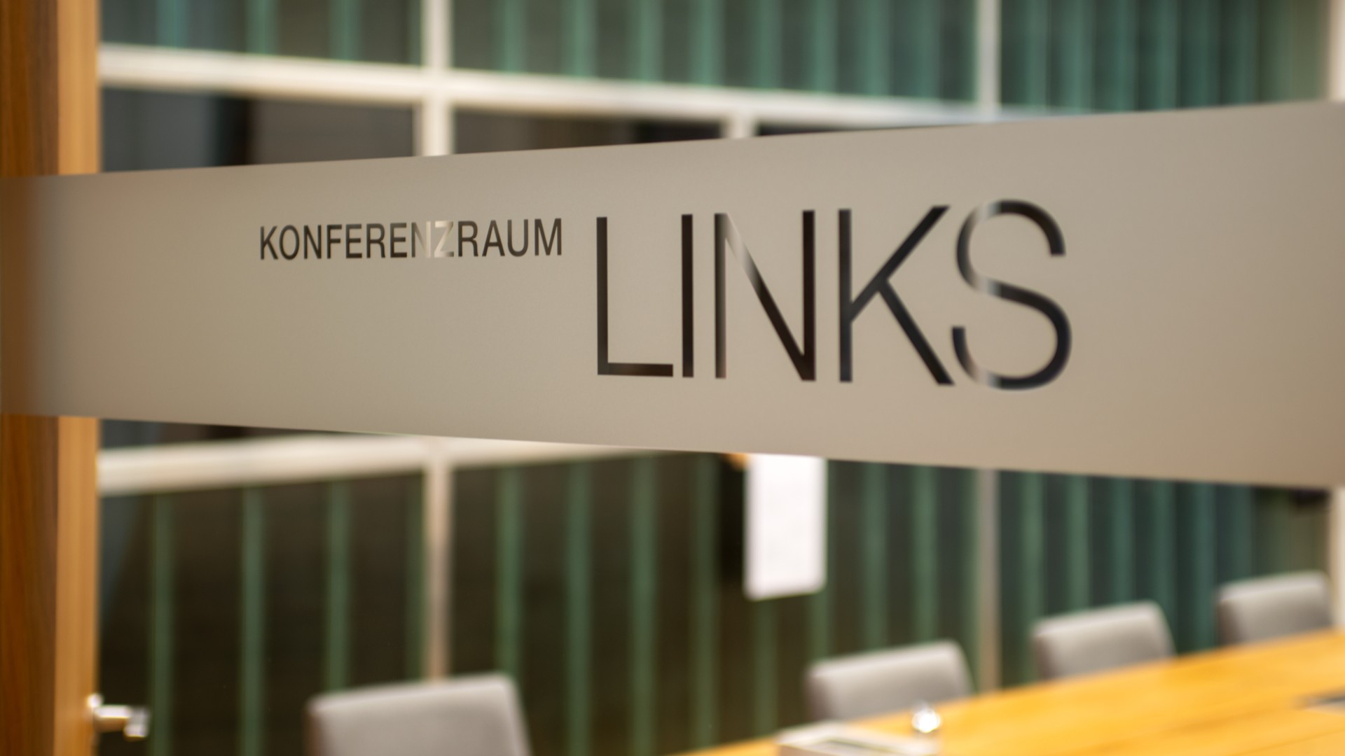Konferenzraum links Aufschrift „Konferenzraum links“