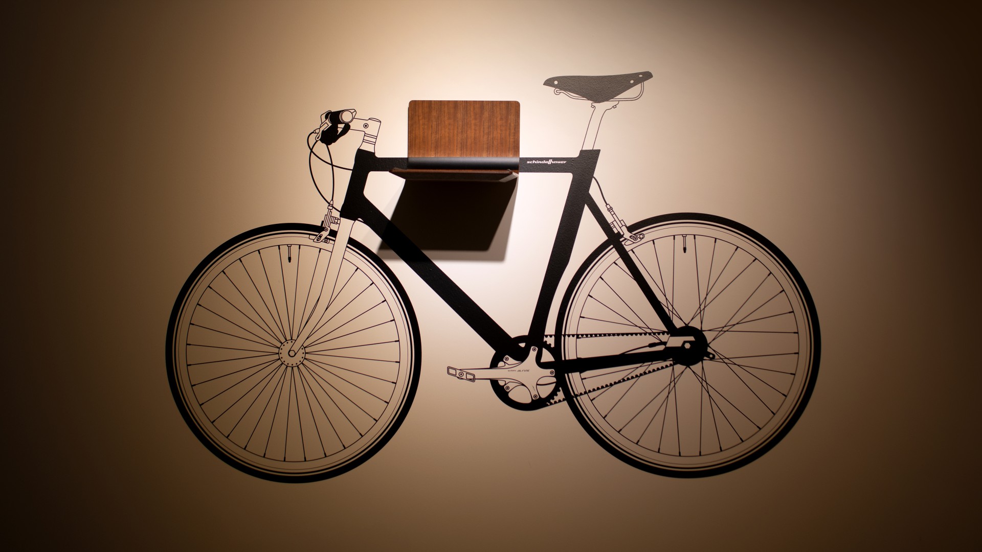 Work-Life-Balance aufgemaltes Fahrrad an der Wand