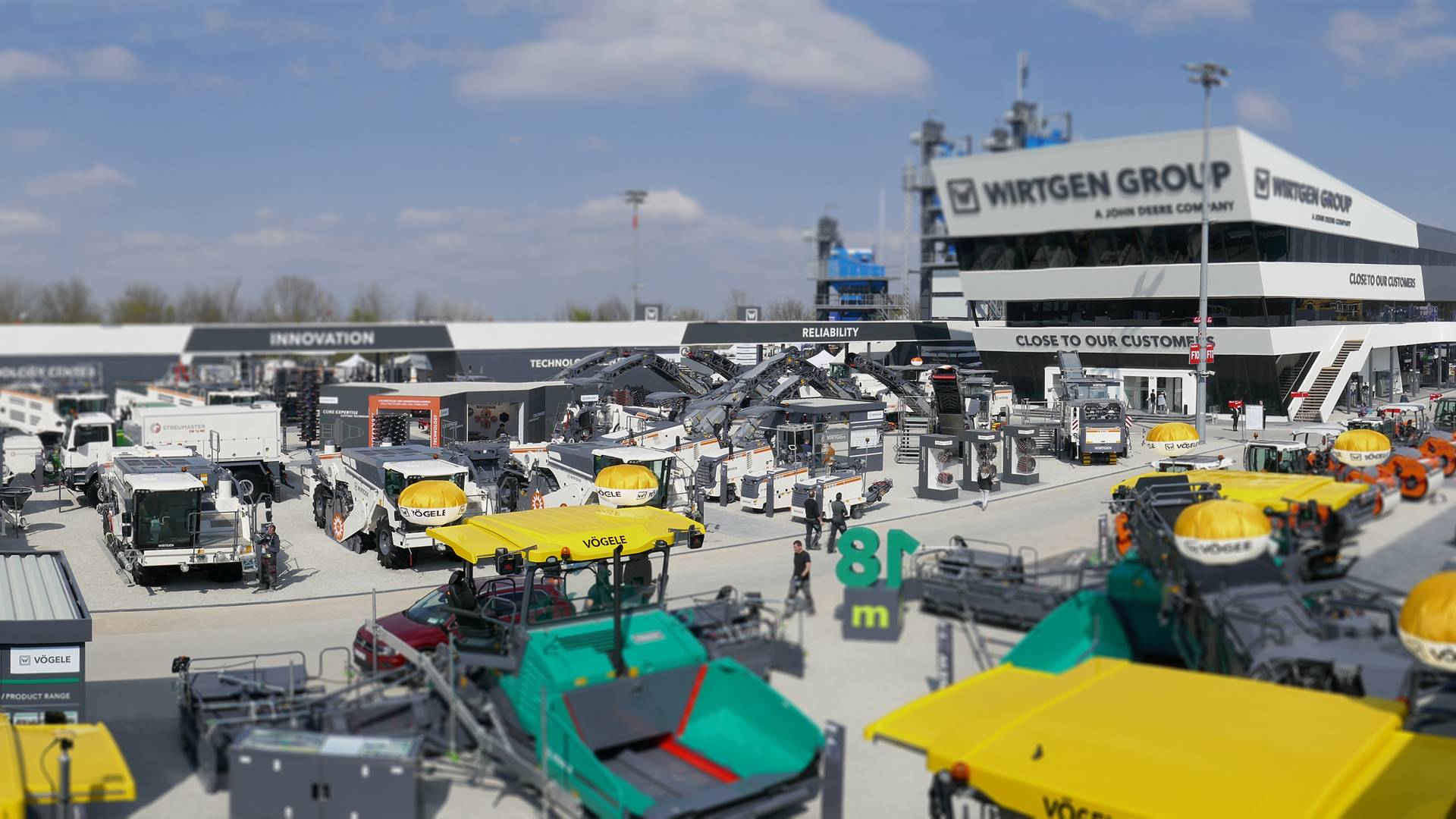 Der Messestand von WIRTGEN auf der bauma 2019 in München Blick auf das Messegelände der bauma 2019 mit WIRTGEN Maschinen