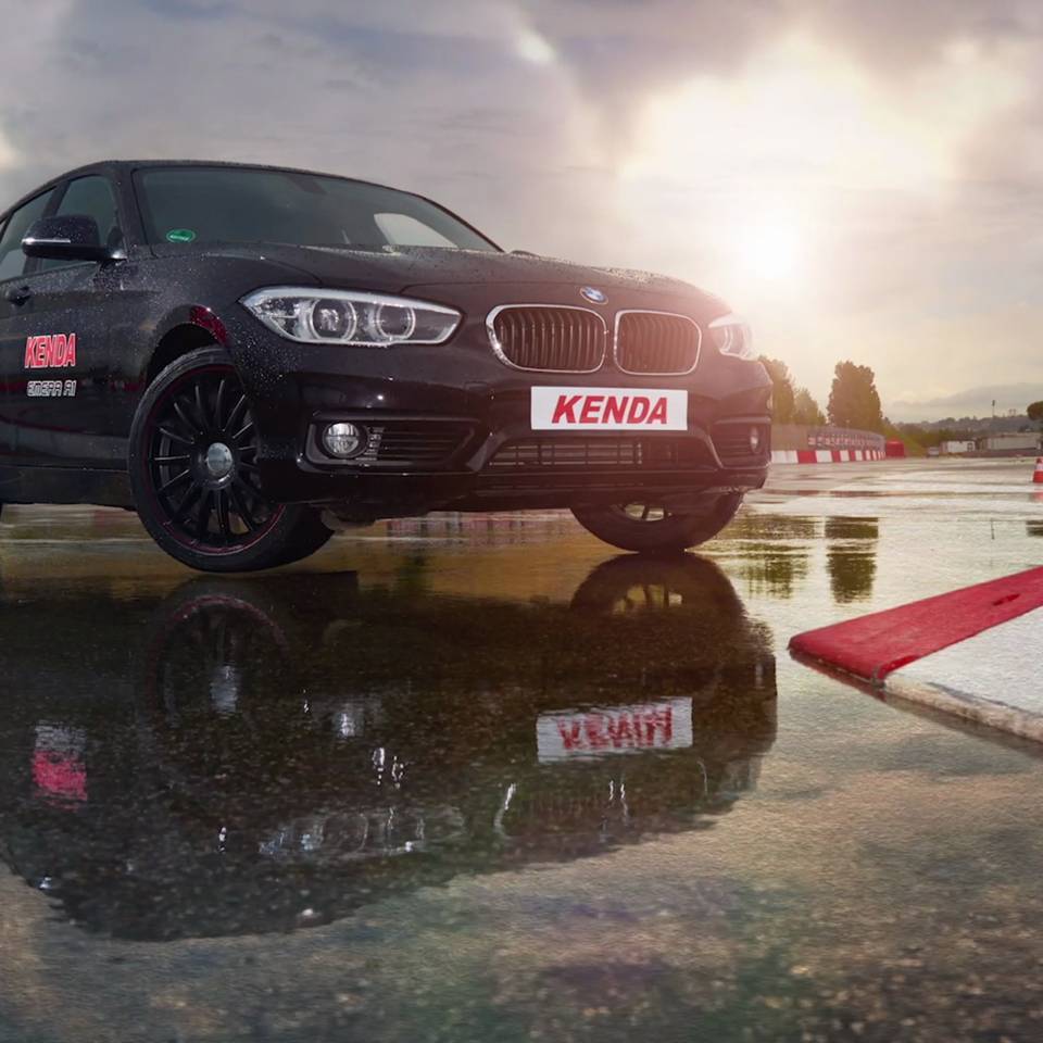 Auto spiegelt sich auf nasser Straße Auto auf nasser Fahrbahn mit einem KENDA Kennzeichen