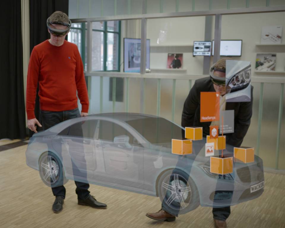 VR-Inhalte mit HoloLens erleben Zwei Personen mit HoloLens und virtuelle Darstellung eines Autos