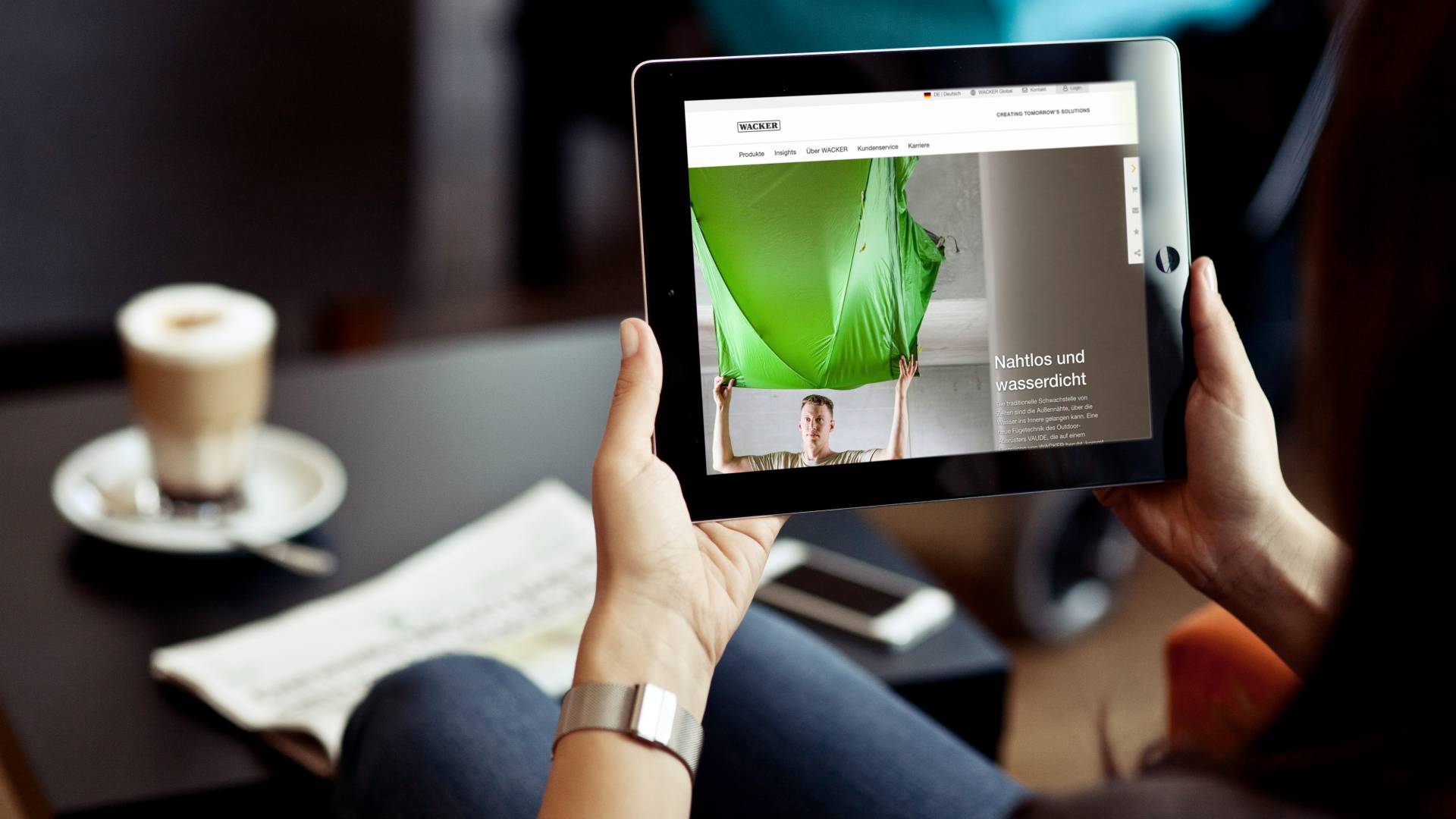 Frau hält ein Tablet in der Hand und liest das WACKER online Magazin WACKER online Magazin